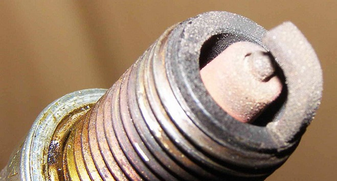 Почему свечи зажигания черные на инжекторе и карбюраторе. Сажа на ...